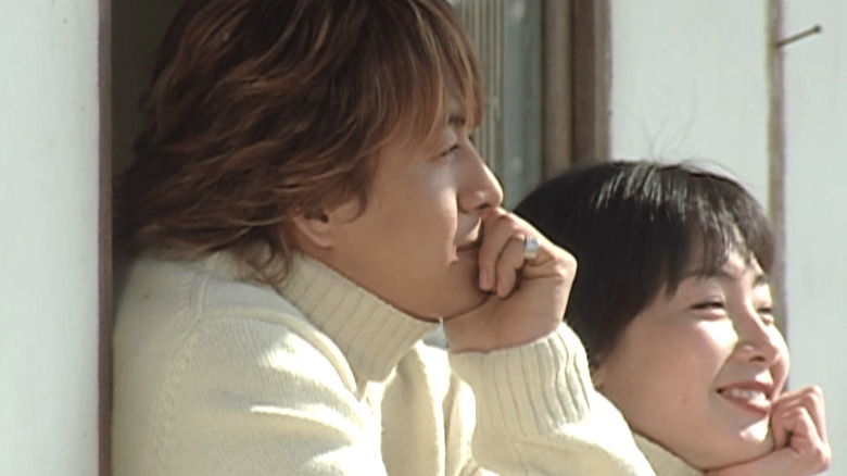 Kang Joon-sang (Bae Yong-joon) enjoys the sunlight with Jeong Yoo-jin (Cheo Ji-woo) in Winter Sonata