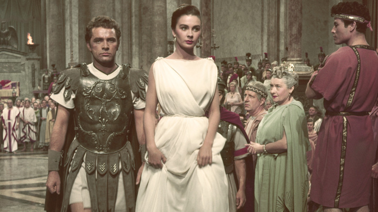 Marcellus Gallio (Richard Burton) walking with Diana (Jean Simmons) in The Robe