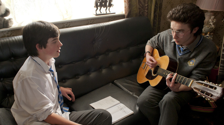 Conor (Ferdia Walsh-Peelo) sings a tune with Eamon (Mark McKenna) in Sing Street