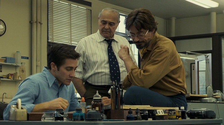 Robert Downey Jr as Paul Avery and Jake Gyllenhaal as Robert Graysmith converse in Zodiac