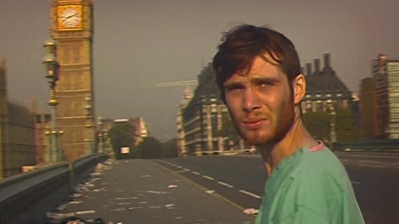 Cillian Murphy as Jim walking through a deserted London in 28 Days Later.