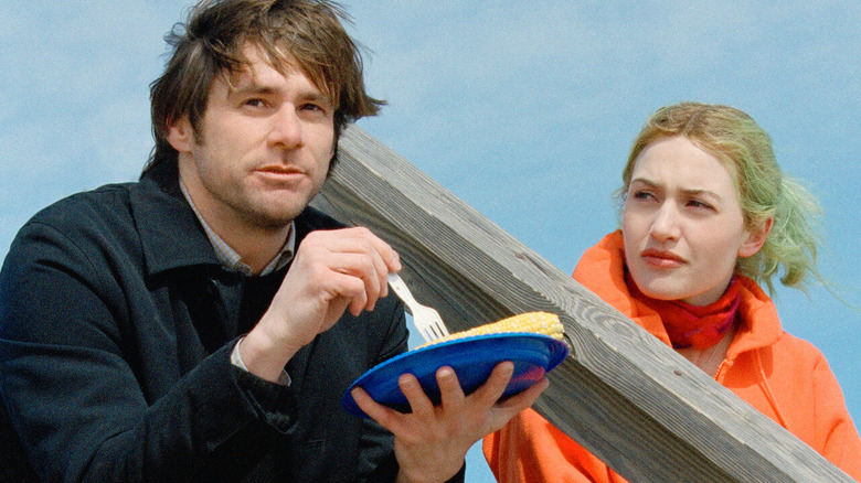 Clementine watches Joel eat corn in Eternal Sunshine of the Spotless Mind