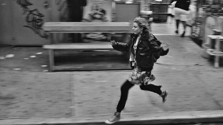 Frances runs down a sidewalk in Frances Ha