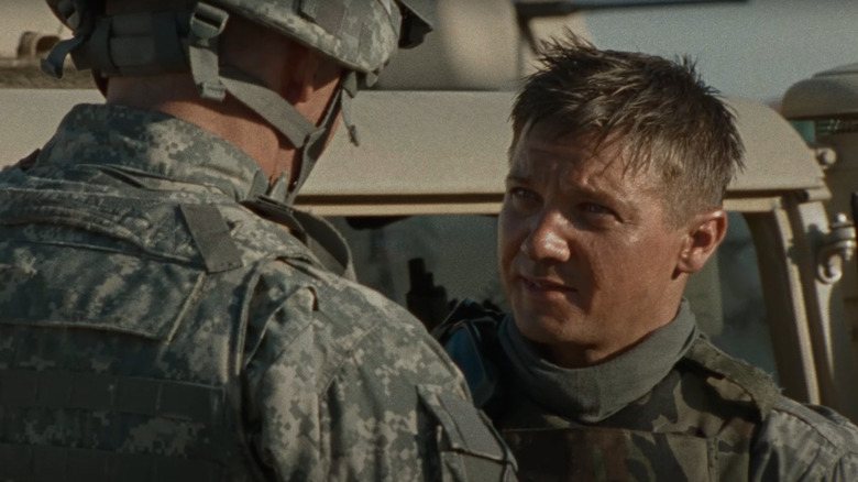 Jeremy Renner as Staff Sergeant William James talks to a commander in The Hurt Locker