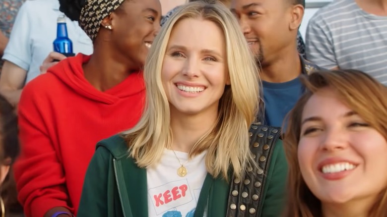 Kristen Bell as Veronica Mars smiling in Veronica Mars (2019)