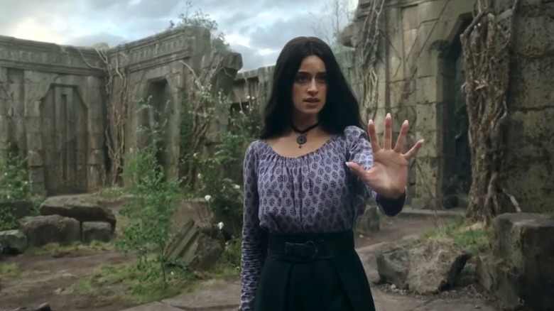 Yennefer extending her left palm to cast a spell