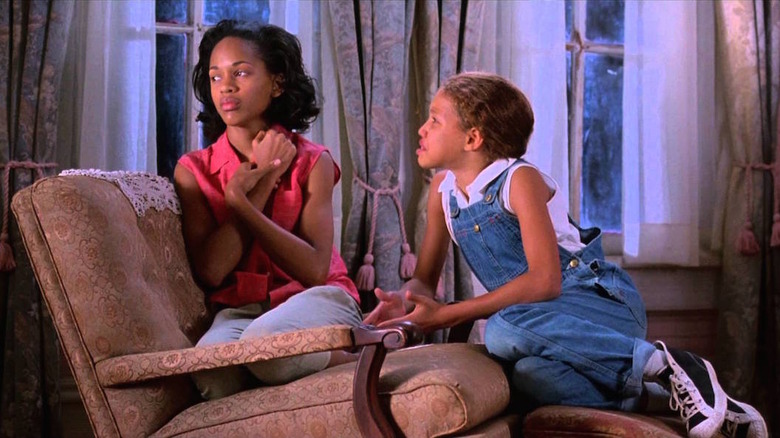 Meagan Good and Jurnee Smollett in Eve's Bayou sit on couch