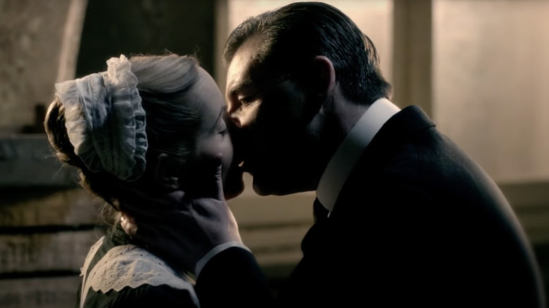 Anna and Bates kissing Downton Abbey