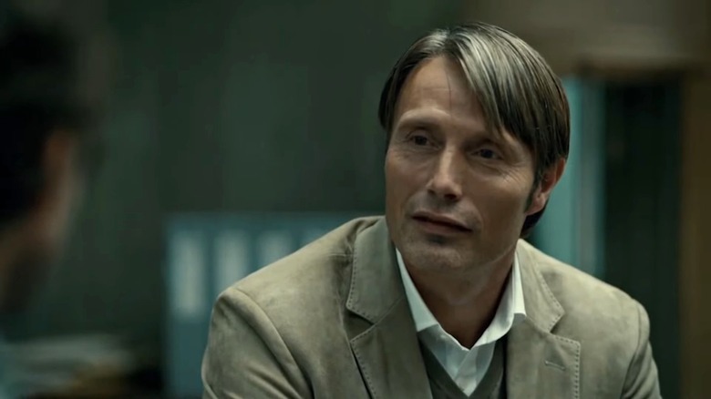 Mads Mikkelsen's Hannibal Lecter looking to the side in Hannibal