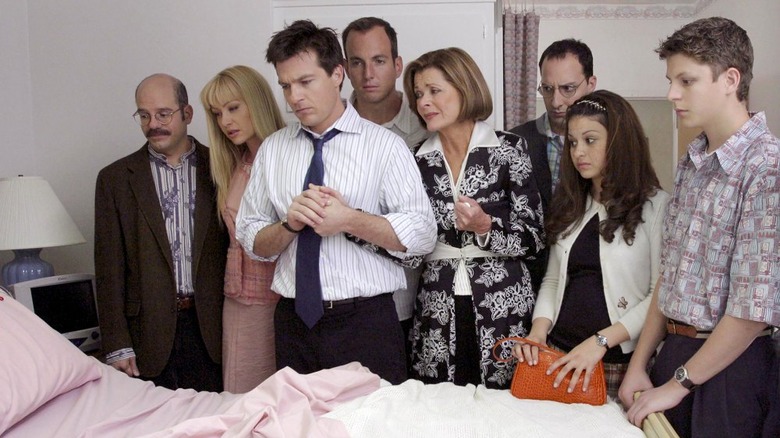 Cast of "Arrested Development" around hospital bed