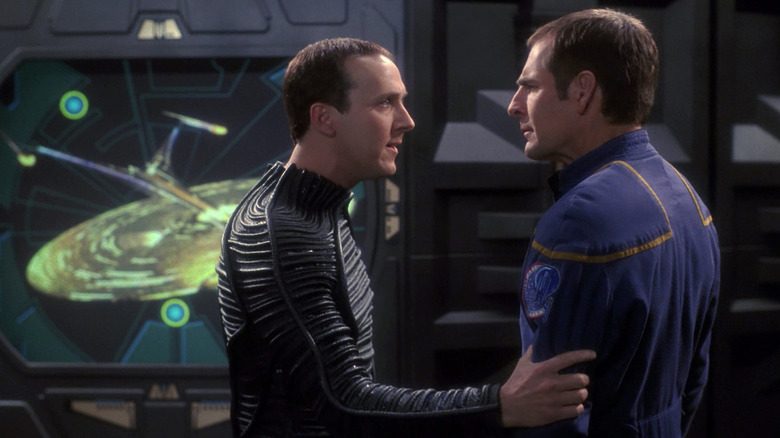 Daniels (Matt Winston) grabs Archer (Scott Bakula) by the arm in Star Trek: Enterprise