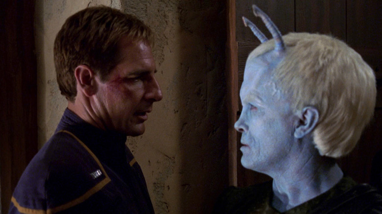 A bruised Archer (Scott Bakula) speaks with Shran (Jeffrey Combs) in Star Trek: Enterprise