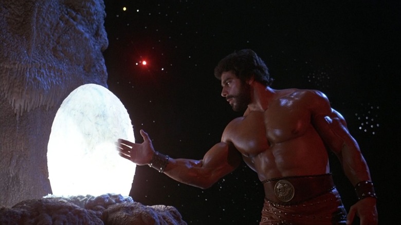 Lou Ferrigno as Hercules reaching into a glowing white oval