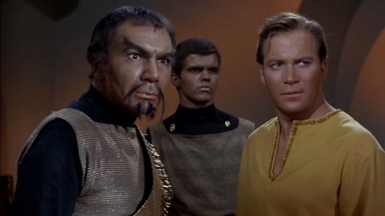 Commandor Kor (John Colicos) stands with Captain Kirk (William Shatner) on Star Trek: The Original Series