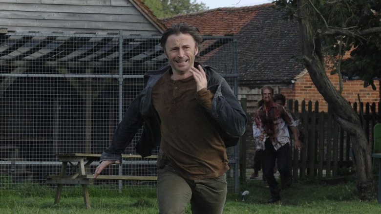 Robert Carlyle runs from zombies