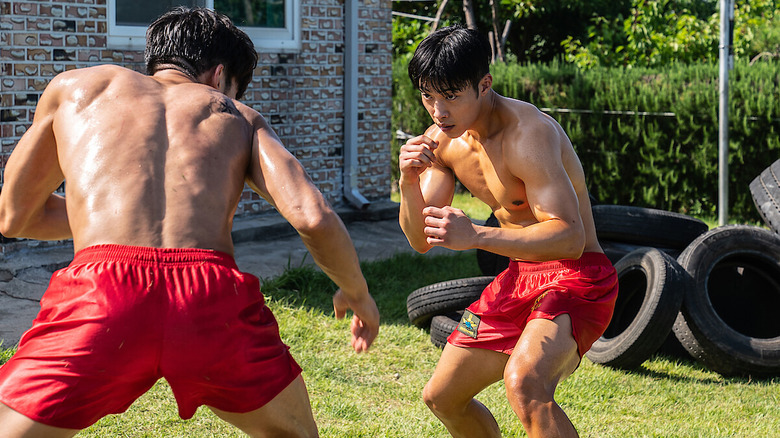 Myeong-gil (Park Sung-woong) spars in the backyard in Bloodhounds