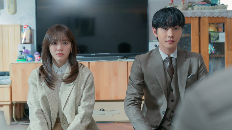 Ha-ri (Kim Sejeong) and Tae-moo (Ahn Hyo-seop) sit together in Business Proposal