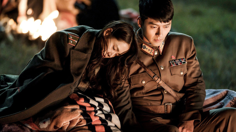 Se-ri (Son Ye-jin) rests her head on Jeong-hyeok's (Hyun Bin) shoulder in Crash Landing on You