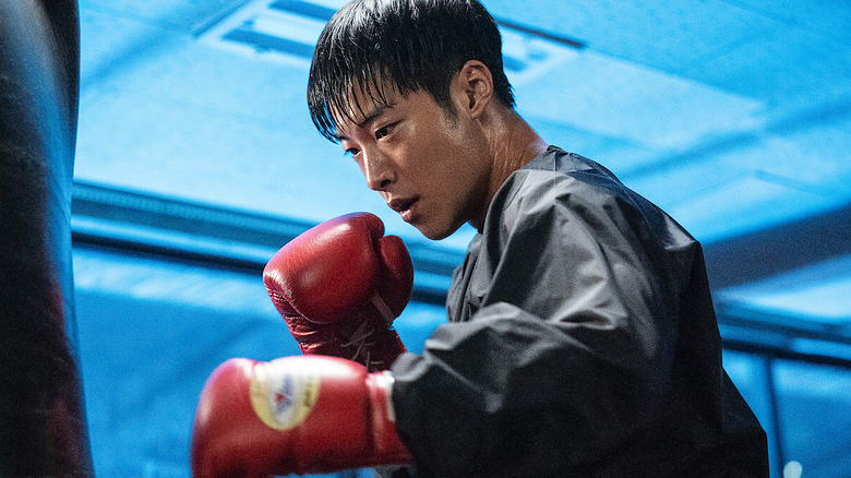 Kim Geon-woo (Woo Do-hwan) punches a heavy bag in Bloodhounds