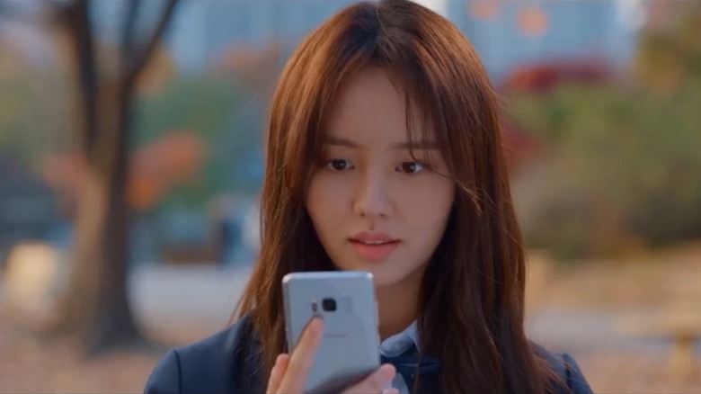 Kim Jo-jo (Kim So-hyun) checks her phone in Love Alarm