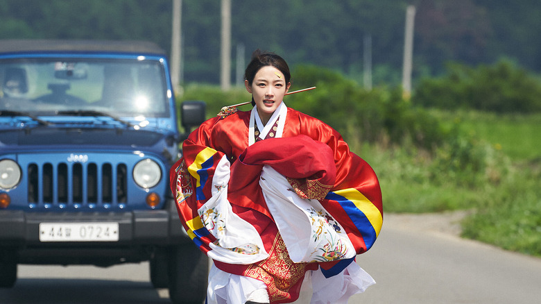 Jo Jae-mi (Lee Yoo-mi) runs in her traditional wedding hanbok in Mr. Plankton