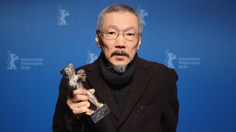 Hong Sang-soo holding his Silver Bear