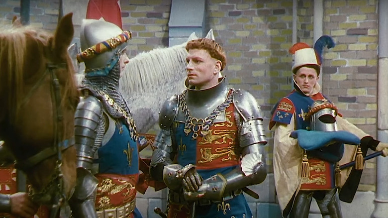 Olivier as Henry V speaking to soldier