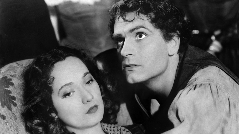 Olivier leans over Merle Oberon