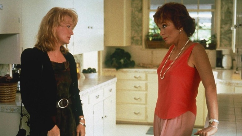 Meryl Streep as Suzanne and Shirley MacLaine as Doris standing in the kitchen in Postcards from the Edge