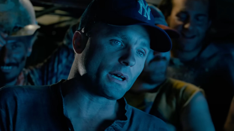 Ed Harris as Bud Brigman talks with his crew in The Abyss