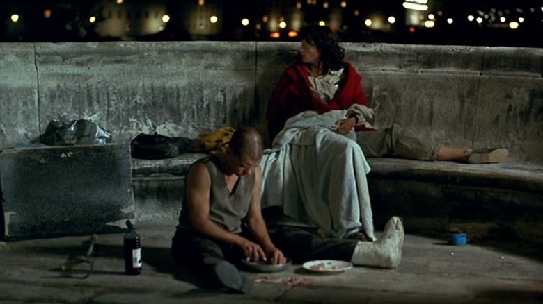 Denis Lavant as Alex and Juliette Binoche as Michèle Stalens on the street in The Lovers on the Bridge