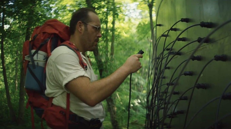 Ray plugging a quantum cable on a cube in the forest