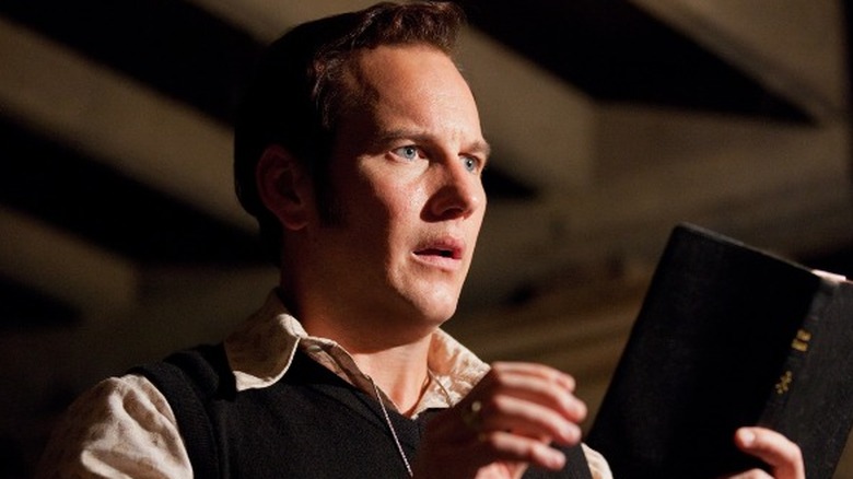 Patrick Wilson holding bible The Conjuring