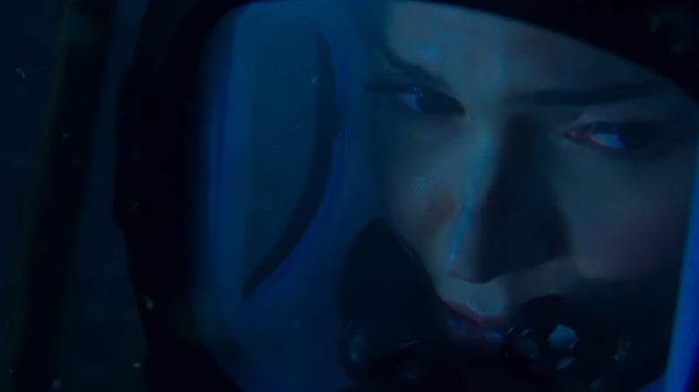 An extreme closeup of an underwater Mandy Moore as Lisa in 47 Meters Down, looking scared