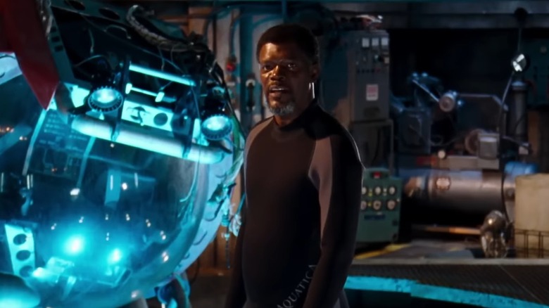 Samuel L. Jackson as Russell Franklin in Deep Blue Sea, standing in front of a submersible in a wetsuit