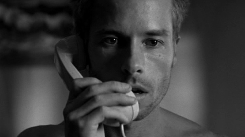 Guy Pearce as Leonard Shelby talking on the phone with a shocked expression in Memento