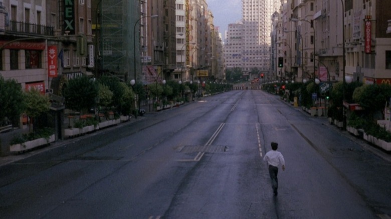 Eduardo Noriega as César walking through a deserted Madrid in Open Your Eyes