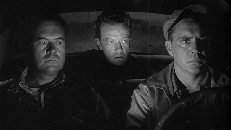 Edmond O'Brien as Roy Collins driving car with Frank Lovejoy as Gilbert Brown in the passenger's seat and William Talman as Emmett Myers in the backseat in The Hitch-Hiker