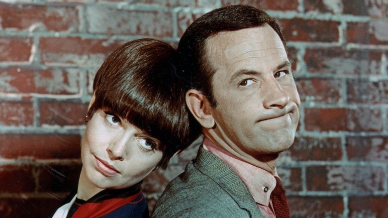 Agent 99 and Smart leaning on each other in Get Smart