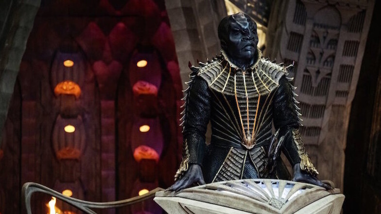 T'Kuvma (Chris Obi) stands in an ornate Klingon room in Star Trek: Discovery