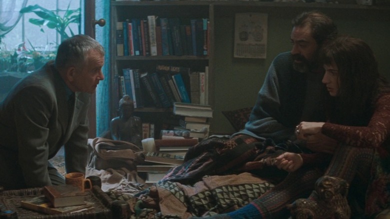 Ian Holm as Mitchell Stephens leaning in towards Earl Pastko and Arsinée Khanjian as Hartley and Wanda Otto in The Sweet Hereafter