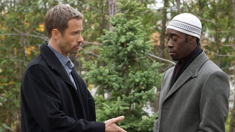 Don Cheadle and Guy Pearce shake hands