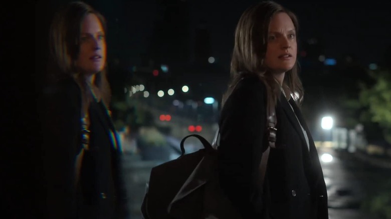 Multiple Elizabeth Moss cross street in Shining Girls