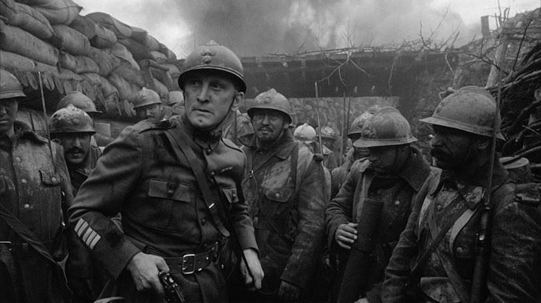 Kirk Douglas leads men in trenches