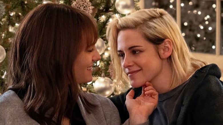 Mackenzie Davis Kristen Stewart "Happiest Season"