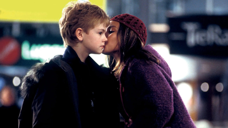 Sam and Joanna kiss in the airport in Love Actually