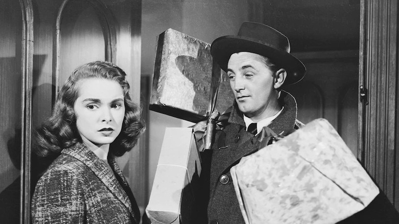 Robert Mitchum brings packages to Janet Leigh in Holiday Affair
