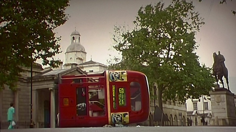 28 dias depois, ônibus capotado