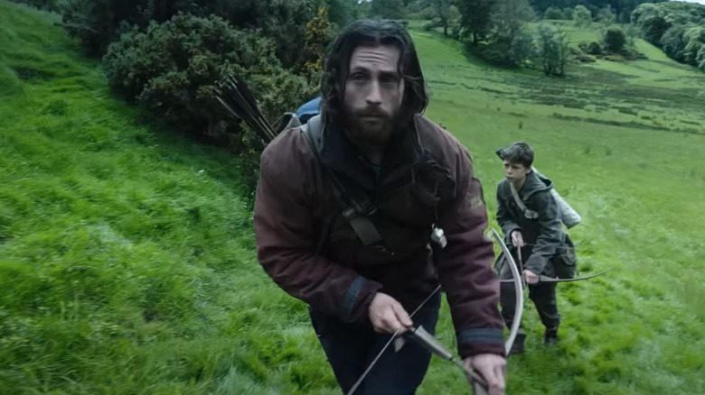 Aaron Taylor-Johnson as Jamie running with a bow and arrow in 28 Years Later