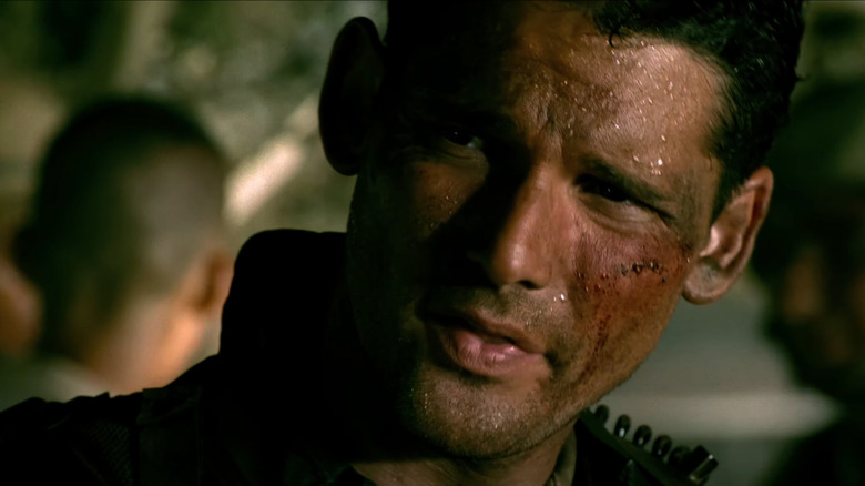 Eric Bana as a disheveled Hoot talks to his men in Black Hawk Down